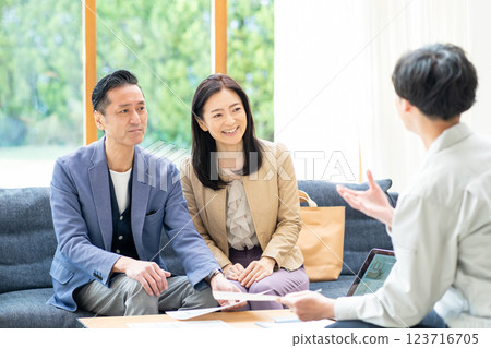 商人與一對夫婦洽談業務 123716705