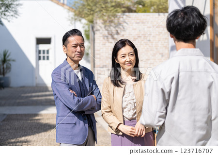 A businessman and a middle-aged couple having a meeting about renovation 123716707