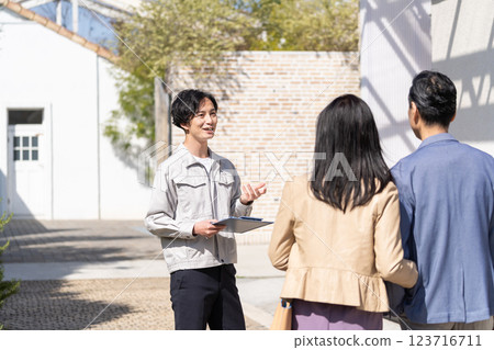一位商人和一對中年夫婦開會討論裝修事宜 一位商人和一對中年夫婦開會討論裝修事宜 123716711