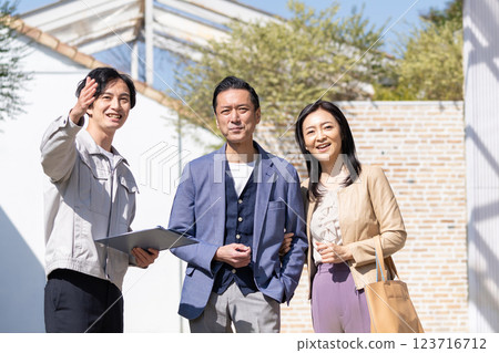 一位商人和一對在建築工地工作的中年夫婦 123716712