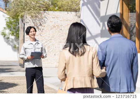 一位商人和一對在建築工地工作的中年夫婦 123716715