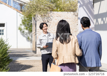 一位商人和一對中年夫婦開會討論裝修事宜 123716716