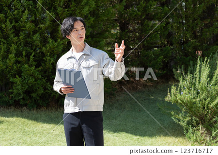 一名商人在建築工地工作 123716717