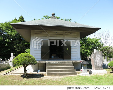 Kannon Hall (storehouse for wooden standing eleven-faced Kannon statue) at Shogonji Temple in Sawara, Katori City 123716765