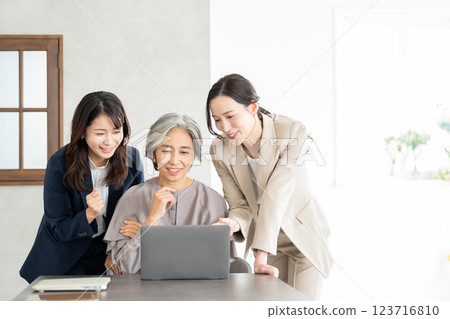 女商人會議在辦公室 123716810