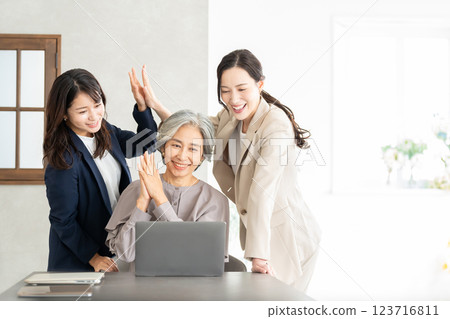 在辦公室工作的婦女 123716811