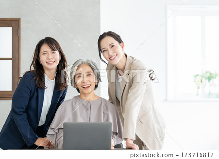 在辦公室工作的女商人 123716812