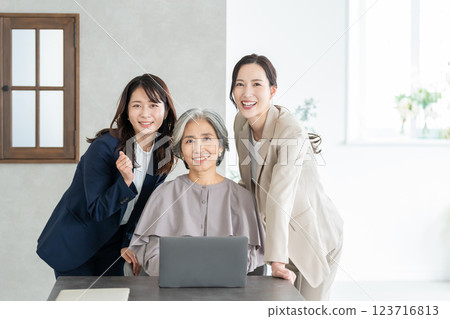 在辦公室工作的女商人 123716813