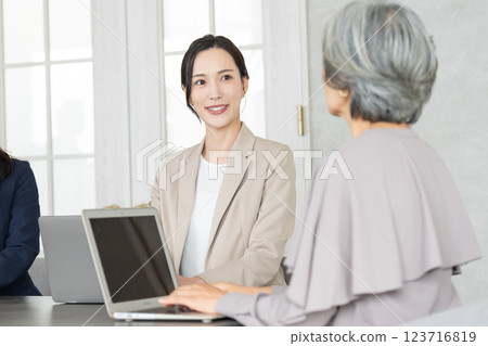 女商人見面 123716819