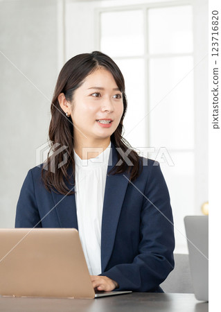 Business woman, office, young woman 123716820