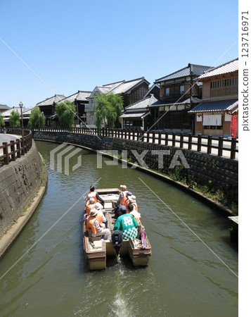 The townscape along the Ono River as seen from Nakabashi Bridge in Sawara, Katori City, and a boat on the Koedo Sawara-bune tour 123716971