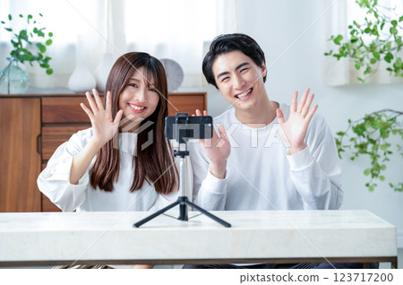 Men and women taking videos with smartphones 123717200