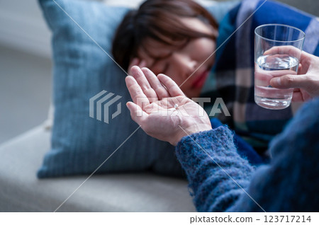 一名感冒正在接受護理的婦女 一名感冒正在接受護理的婦女 123717214
