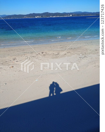 Two people cuddling at the beach 123717426