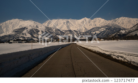 長野縣白馬村,晴朗的天空和白雪皚皚的北阿爾卑斯山脈 長野縣白馬村,晴朗的天空和白雪皚皚的北阿爾卑斯山脈 123717477