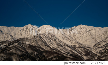長野縣白馬村,晴朗的天空和白雪皚皚的北阿爾卑斯山脈 長野縣白馬村,晴朗的天空和白雪皚皚的北阿爾卑斯山脈 123717478