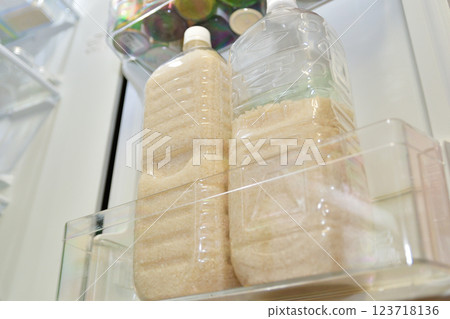 在冰箱裡可以保存很久！塑膠瓶儲米 123718136