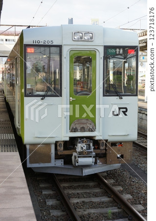 Ban'etsu West Line Kiha 110 series (Kitakata Station) Ban'etsu West Line Kiha 110 series (Kitakata Station) 123718176