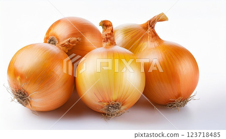 Fresh yellow onions arranged in a row 123718485