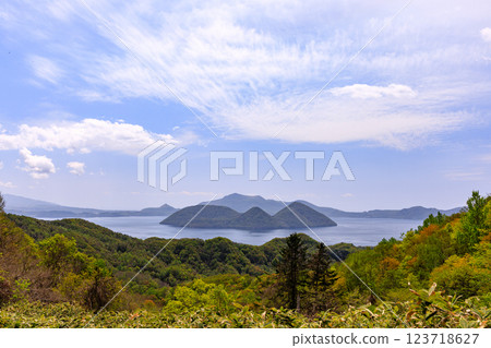 從北海道洞爺湖町的林道俯瞰春天的洞爺湖和中之島 [5月] 123718627