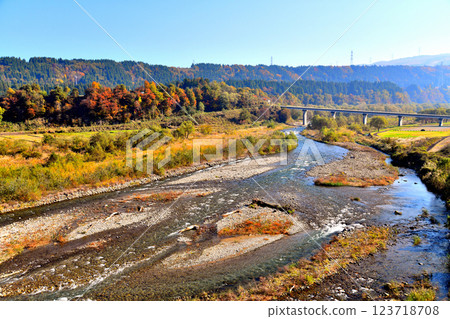 Kuramata Bridge / View of the Kiyotsu River area from downstream (Tokamachi City, Niigata Prefecture) [2024.11] 123718708