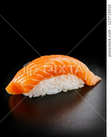 逼真的鮭魚握壽司 123718916