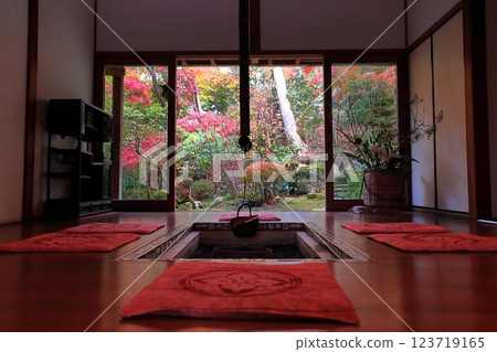 [京都府] 寶泉院爐室的紅葉（京都府大原） 123719165