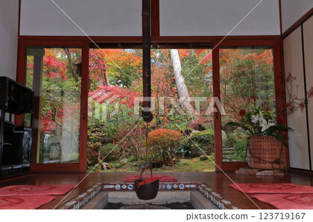 [京都府] 寶泉院爐室的紅葉（京都府大原） 123719167