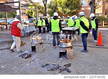 Cooking food during a neighborhood association disaster prevention drill 123719192