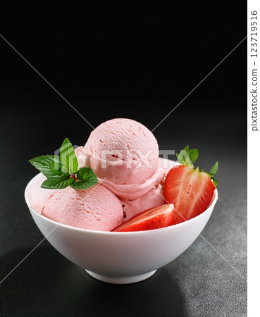 白色碗裡的草莓冰淇淋 白色碗裡的草莓冰淇淋 123719516