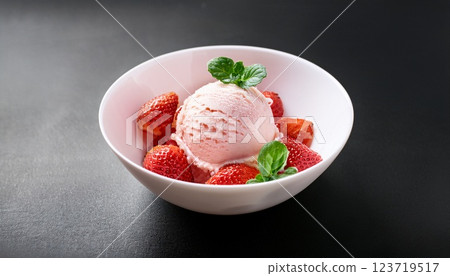 白色碗裡的草莓冰淇淋 123719517