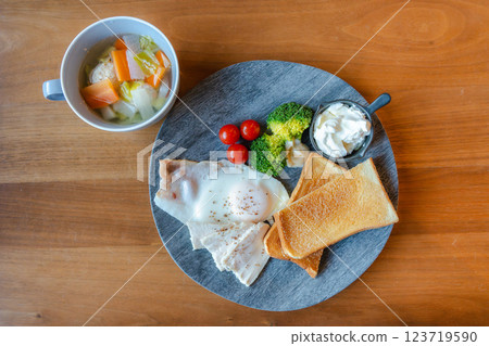 Western-style breakfast plate and vegetable soup 123719590