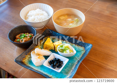 標準的日式早餐菜單和味噌湯 123719600