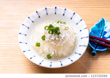 Grated turnip topped with whitebait 123720384
