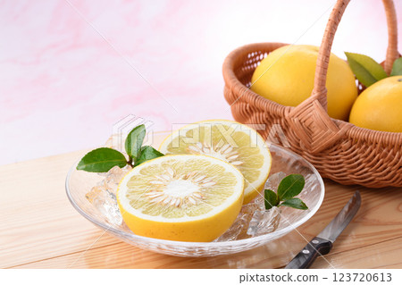 Pomelo Mandarin orange 123720613