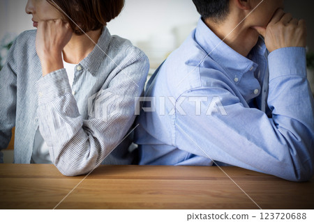 Middle couple fighting fights 123720688