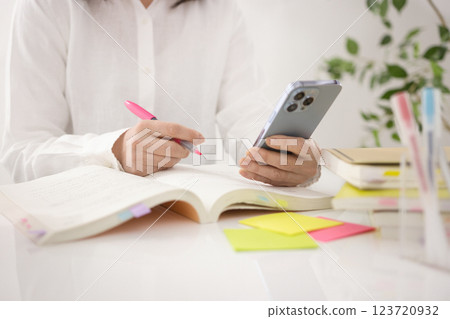 一位中年婦女學習的手 123720932