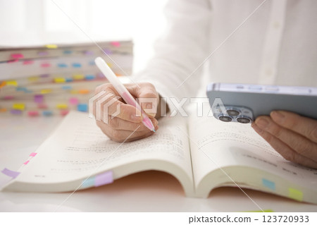 一位中年婦女學習的手 123720933