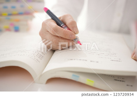 一位中年婦女學習的手 123720934