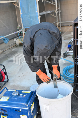 使用引擎驅動的高壓清洗機清洗外牆 - 外牆塗漆工作 123720940