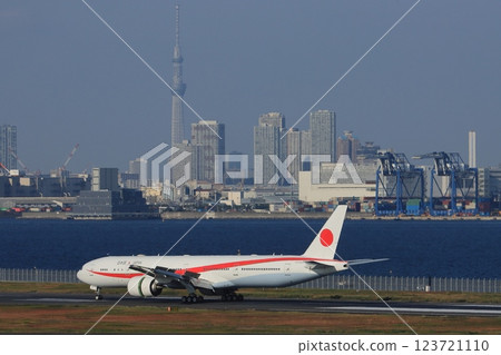 一架政府飛機在地面滑行,背景是晴空塔 一架政府飛機在地面滑行,背景是晴空塔 123721110