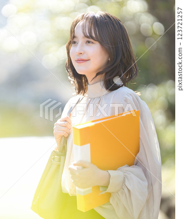 走在校園裡的女大學生 123721257