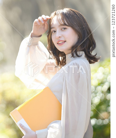 Female college student walking on campus 123721260