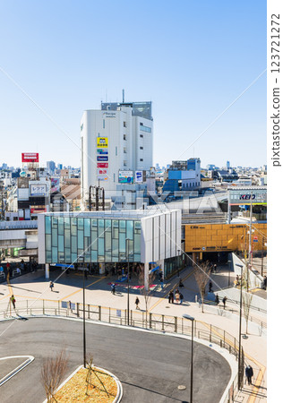 下北澤站 - 預計重建工程將完成的車站東口 *照片拍攝於 2025 年 3 月 123721272