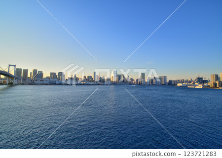 從彩虹橋望向築地市場的晴海碼頭 123721283