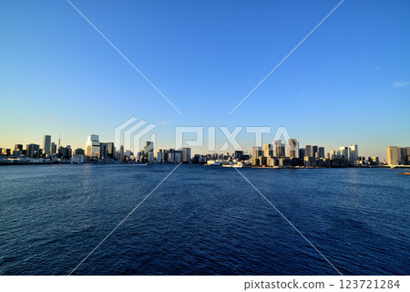 從彩虹橋望向築地市場的晴海碼頭 123721284