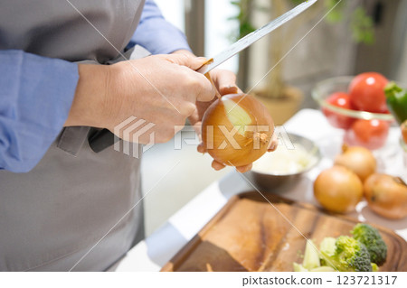 Hands of a middle-aged woman cutting vegetables 123721317