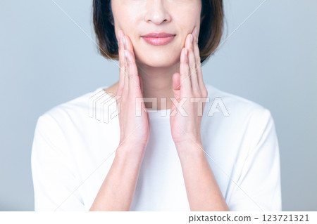 Middle women skin care image 123721321