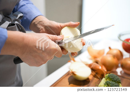 一位中年婦女切菜的手 一位中年婦女切菜的手 123721549