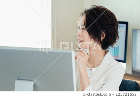 使用數位轉型工具的女商人 123721652
